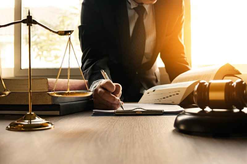 وکیل دیوان عدالت مشهد